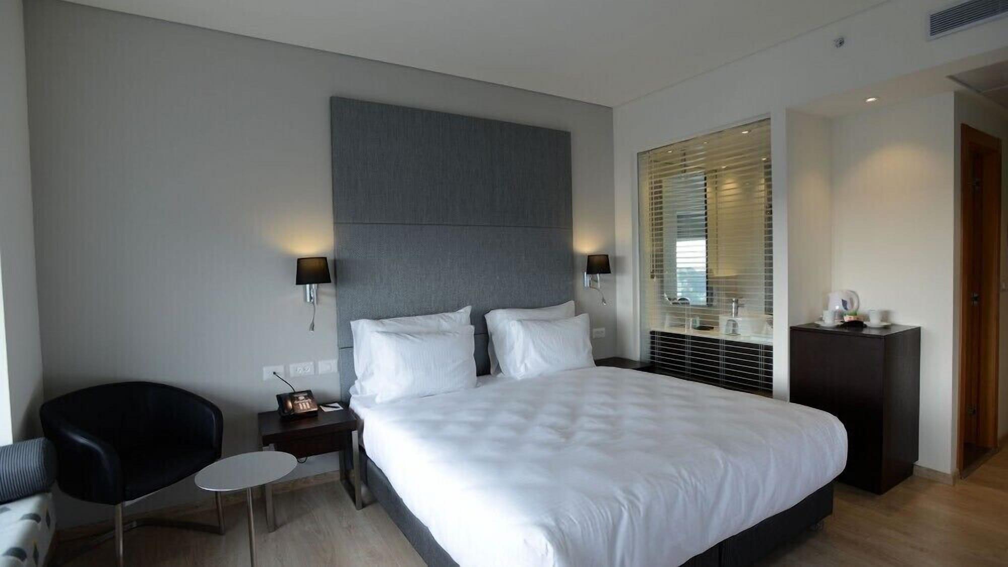 Benjamin Business Hotel Herzelia Buitenkant foto